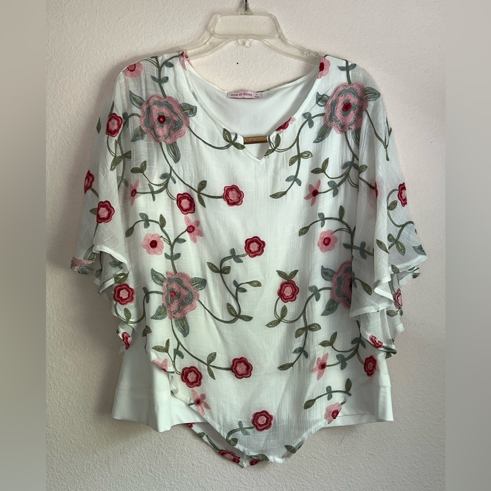 Ana Rose Top Women’s White/Pink Flutter Sleeve Lined V-Point Hem